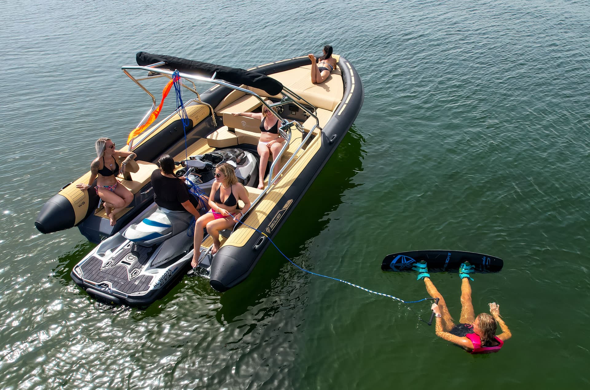 Z7 HEVO — widok z góry, ponton ciągnie osobę na wakeboardzie
